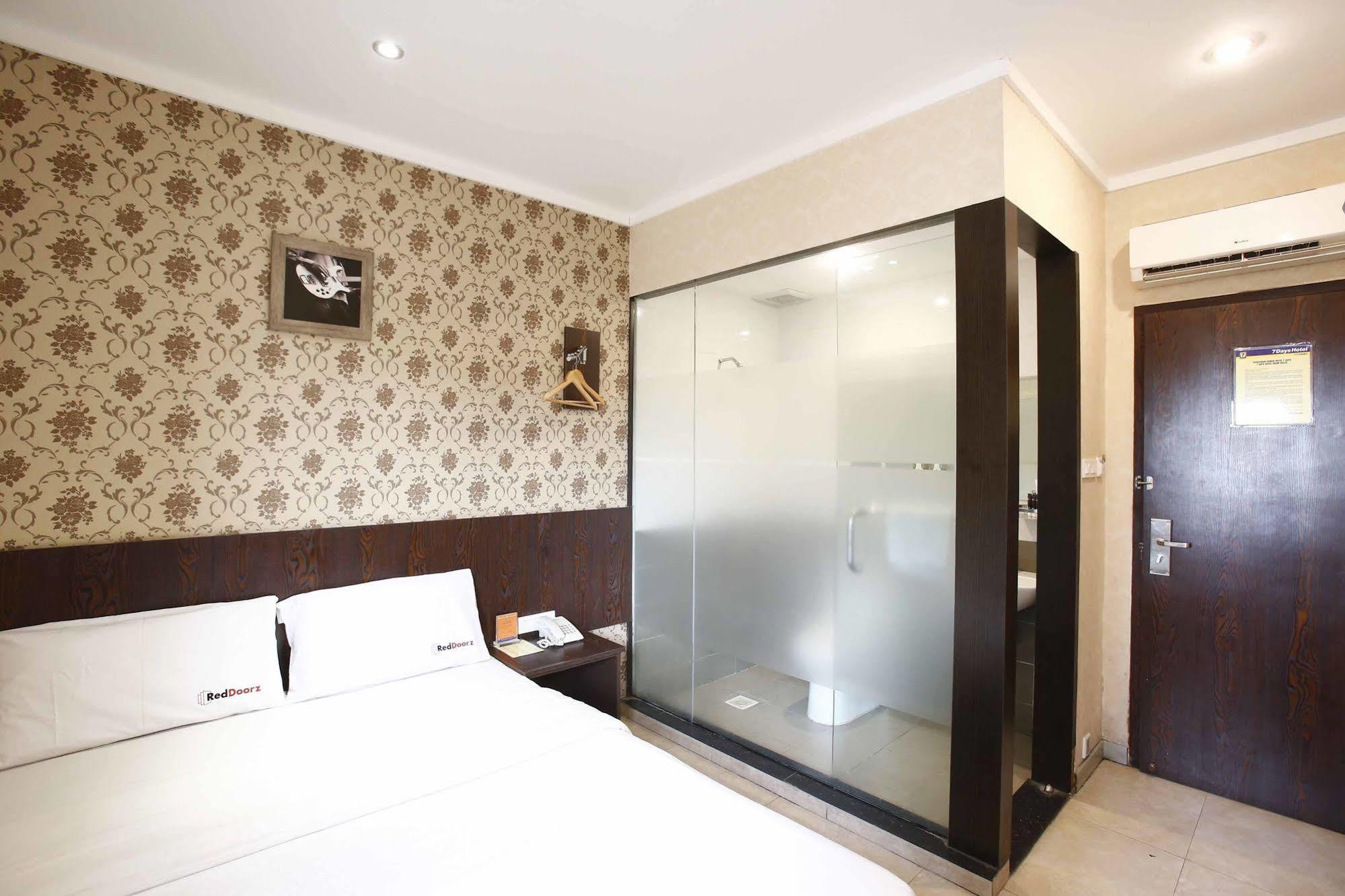 Hotel Reddoorz @ Gajah Mada Jakarta Exteriér fotografie