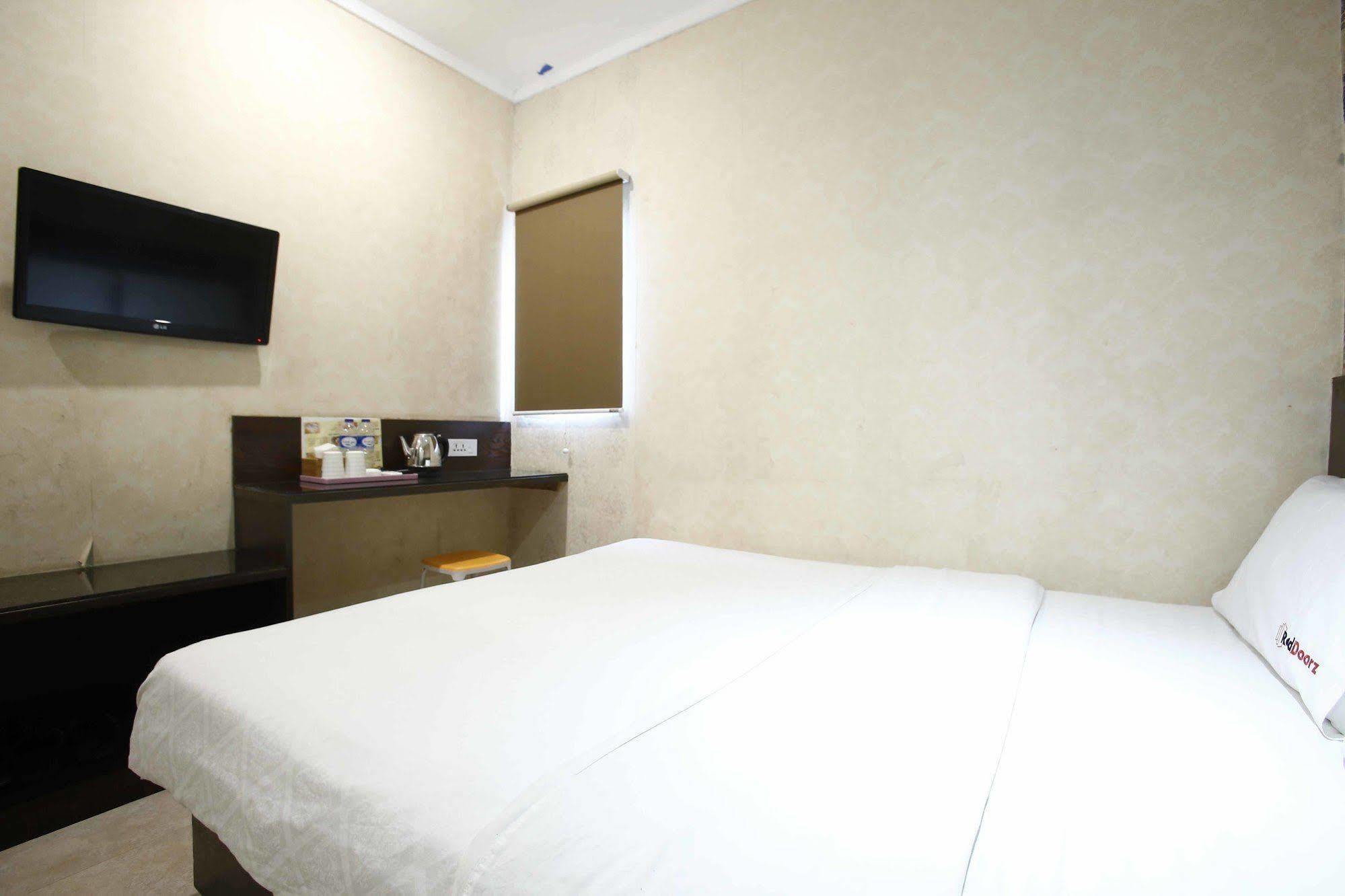 Hotel Reddoorz @ Gajah Mada Jakarta Exteriér fotografie